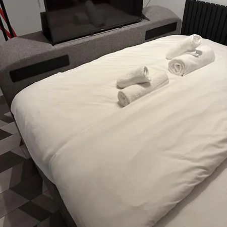 Beautiful 5 Bedroom Home Sleeps 12 People In Manchester-2